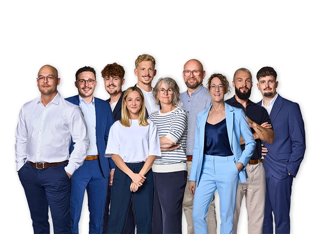 Ein professionelles, gemischtes Team von Immobilienexperten steht vor einem hellen, leicht unscharfen Bürohintergrund. Die Gruppe ist modern und elegant in Business-Kleidung gekleidet, was Kompetenz und Teamgeist ausstrahlt.